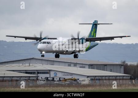 Images de l'avion de ligne régional ATR 72-600 exploité par Emerald Airlines, filiale de la compagnie aérienne irlandaise Aer Lingus. Banque D'Images