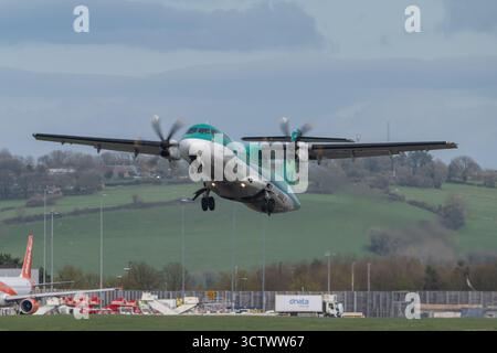 Images de l'avion de ligne régional ATR 72-600 exploité par Emerald Airlines, filiale de la compagnie aérienne irlandaise Aer Lingus. Banque D'Images