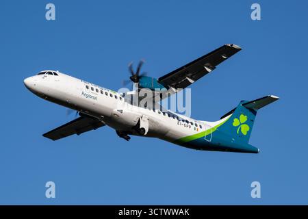 Images de l'avion de ligne régional ATR 72-600 exploité par Emerald Airlines, filiale de la compagnie aérienne irlandaise Aer Lingus. Banque D'Images