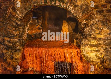 Hot Spring Overflow Roman Baths Bath Angleterre. Construits au premier siècle sur une source chaude, les thermes romains ont été en usage jusqu'au 5ème siècle après JC. Banque D'Images