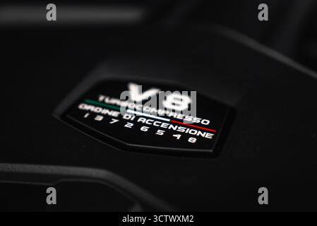 Gros plan du capot moteur Lamborghini Urus avec badge V8 Banque D'Images