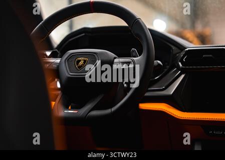 Gros plan de l'intérieur Lamborghini Urus avec volant et tableau de bord Banque D'Images