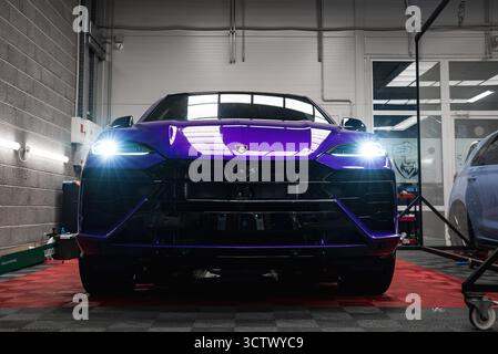 Gros plan vue de face de Purple Lamborghini Urus dans Workshop Banque D'Images