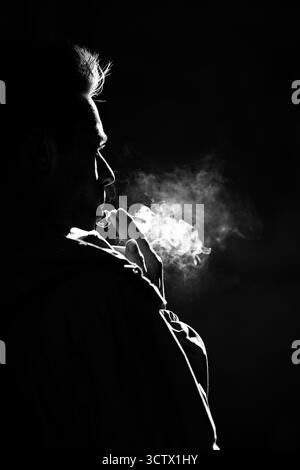 contre-jour, ombres, contraste, mystérieux, atmosphérique, éclairage créatif, émotion, texture, minimalisme, art photographique, concept, style noir, introspe Banque D'Images