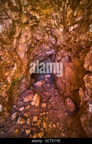Intérieur du tunnel de mine abandonné avec murs rocheux et débris dans le Nevada Banque D'Images