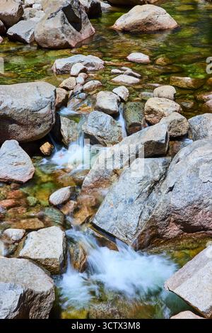 Ruée d'eau sur Granite Rocks dans Clear Mountain Stream Banque D'Images