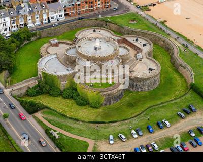 Vue aérienne par drone du château historique de Deal, un fort d'artillerie Tudor sur la côte du Kent Banque D'Images