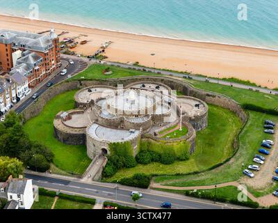 Vue aérienne par drone du château historique de Deal, un fort d'artillerie Tudor sur la côte du Kent, Royaume-Uni Banque D'Images