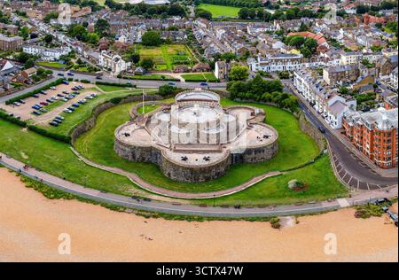 Vue aérienne par drone du château historique de Deal, un fort d'artillerie Tudor sur la côte du Kent. Banque D'Images