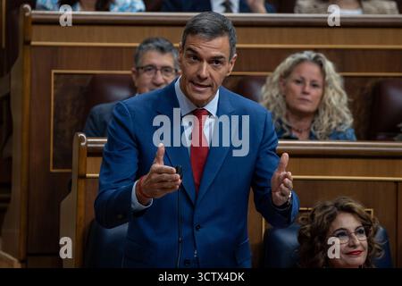 Madrid, Espagne. 08 octobre 2025. Pedro Sánchez, Président du Gouvernement espagnol, assiste à la session plénière du Congrès des députés et répond aux questions posées lors de la session de contrôle parlementaire du Gouvernement. Crédit : D. Canales Carvajal/Alamy Live News Banque D'Images