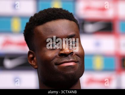Marc Guéhi d'Angleterre lors d'une conférence de presse au stade de Wembley, Londres. Date de la photo : 8 octobre 2025. Le crédit photo devrait se lire comme suit : David Klein/Sportimage crédit : Sportimage Ltd/Alamy Live News Banque D'Images