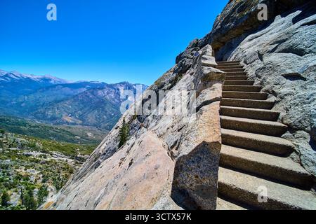 Moro Rock Trail escalier falaises de granit et vue sur la montagne dans le parc national de Sequoia Banque D'Images