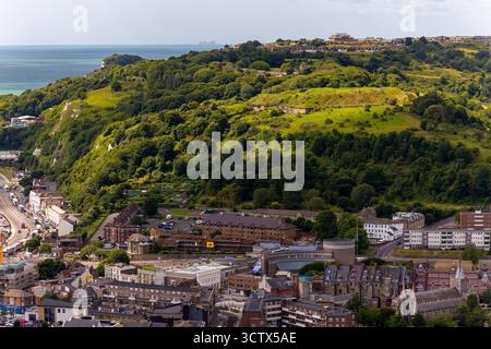 Vue en angle élevé de la ville de Douvres et des fortifications historiques de Western Heights dans le Kent Banque D'Images