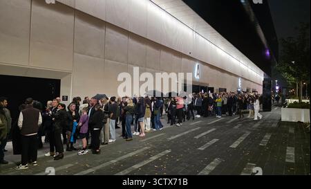 Manchester, Royaume-Uni. 7 octobre 2025. Les fans font la queue pour le concert de Lady Gaga à co-op Live. Crédit : Aodhán Roberts/Alamy Live News. Banque D'Images