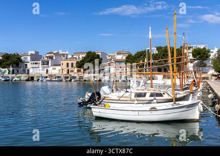 Village de pêcheurs de Portocolom sur l'île de Majorque avec des bateaux et des maisons colorées vacances au bord de la mer voyageant en Espagne Banque D'Images