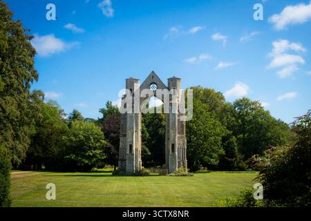 14ème siècle East Window Arch sur la pelouse principale, Walsingham Priory, Little Walsingham, Walsingham, Norfolk, Angleterre Royaume-Uni Banque D'Images