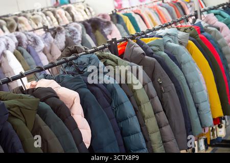 Vestes d'hiver sur un rack dans un magasin. Soldes Banque D'Images