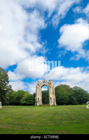Arc de fenêtre est du 14ème siècle sur la pelouse principale, Walsingham Abbey, Little Walsingham, Norfolk, Angleterre Royaume-Uni Banque D'Images