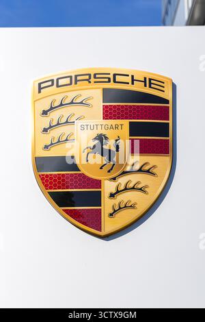 Stuttgart, Allemagne - 20 septembre 2025 : logo Porsche chez le concessionnaire automobile de Pragsattel à Stuttgart, Allemagne. Banque D'Images