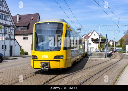 Stuttgart, Allemagne - 19 avril 2025 : Stadtbahn Stuttgart véhicule léger sur rail de type DT 8 sur la ligne U15 transports publics à l'arrêt Stammheim à Stuttgart, Ger Banque D'Images