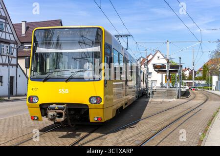 Stuttgart, Allemagne - 19 avril 2025 : Stadtbahn Stuttgart véhicule léger sur rail de type DT 8 sur la ligne U15 transports publics à l'arrêt Stammheim à Stuttgart, Ger Banque D'Images