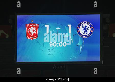 Enschede, pays-Bas. 08 octobre 2025. Enschede, pays-Bas, 8 octobre 2025 : la ligne de score finale lors du match de football MD1 de la Ligue des Champions de l'UEFA entre le FC Twente et le FC Chelsea au de Grolsch Veste à Enschede, pays-Bas. (Leiting Gao/SPP) crédit : photo de presse sportive SPP. /Alamy Live News Banque D'Images