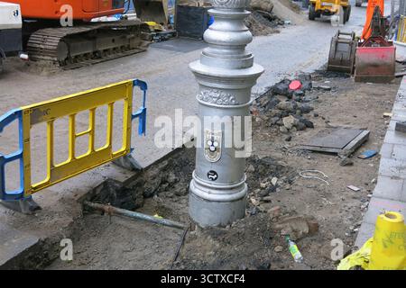 Dublin, Irlande - 05 juin 2015 - Luas Cross City construit des tranchées le long de la surface de la route autour d'un lampadaire Millennium sur Dawson Street dans la ville de Dublin représentant la vie dans la rue de la capitale irlandaise Banque D'Images