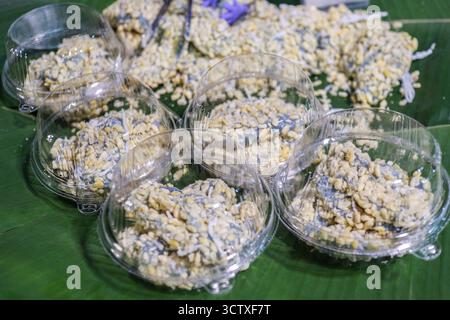 Kanom Tua Paep (Mung Bean Dumpling) teinté naturellement de pois papillon. Populaire cuisine de rue thaïlandaise sucrée, prêt à être acheté. Banque D'Images