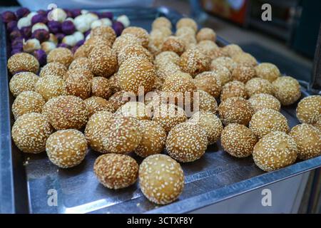 Boules de sésame thaïlandaises frites (Kai Hong) avec une texture dorée et croustillante. Une collation traditionnelle et sucrée de la cuisine de rue thaïlandaise. Banque D'Images