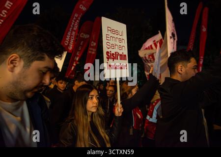 Istanbul, Istanbul, Turquie. 8 octobre 2025. Des partisans et des militants se sont rassemblés à Istanbul pour marquer le 200e jour depuis l'emprisonnement du maire de la municipalité métropolitaine d'Istanbul et candidat à la présidence du Parti républicain du peuple (CHP), Ekrem Imamoglu. Les participants ont réclamé la liberté d'Imamoglu et d'autres prisonniers politiques, scandant des slogans appelant à la justice et à la démocratie. (Crédit image : © Abdullah Tepeli/ZUMA Press Wire) USAGE ÉDITORIAL SEULEMENT ! Non destiné à UN USAGE commercial ! Banque D'Images