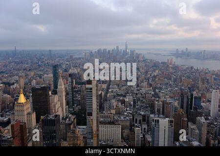 Vue aérienne de Midtown Manhattan vers Lower Manhattan avec le fleuve Hudson sur le côté droit dans une soirée nuageuse. New York City.USA Banque D'Images