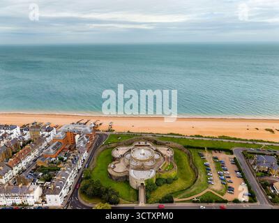 Vue panoramique sur Deal Castle, une ville côtière, et la Manche par temps nuageux Banque D'Images