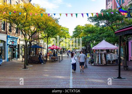 Shoppers à Church Street Marketplace à Burlington, Vermont, un centre commercial piétonnier animé rempli de boutiques locales, de cafés en plein air et de vendeurs de rue. Banque D'Images