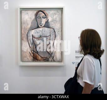 Femme regardant la peinture au Musée Picasso, Marais, Paris, France Banque D'Images