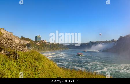 Une vue panoramique imprenable sur les chutes canadiennes en fer à cheval et les chutes américaines à Niagara Falls, Ontario, Canada. L'image capture les immens Banque D'Images