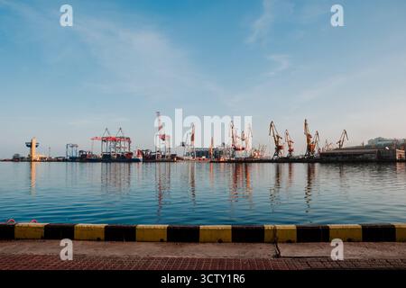 Odessa, Ukraine - 07 janvier 2014 - vue panoramique du port industriel avec de nombreuses grues de fret contre le ciel bleu clair. Banque D'Images