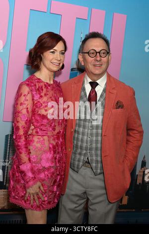 Carrie Preston et son mari Michael Emerson assistent à la première saison 'Elsbeth' de CBS Television Network's Premiere Pink Carpet à l'AMC Lincoln Square 13 le 8 octobre 2025 à New York, New York, États-Unis. Robin Platzer/ Twin images/ Credit : Sipa USA/Alamy Live News Banque D'Images