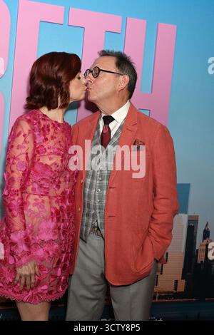 Carrie Preston et son mari Michael Emerson assistent à la première saison 'Elsbeth' de CBS Television Network's Premiere Pink Carpet à l'AMC Lincoln Square 13 le 8 octobre 2025 à New York, New York, États-Unis. Robin Platzer/ Twin images/ Credit : Sipa USA/Alamy Live News Banque D'Images
