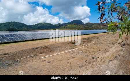 Panneaux solaires dans le réseau solaire de Kōloa exploité par la coopérative d'utilité de l'île Kaua'i (KIUC), près de Mahaulepu Rd. À Hawaï. Banque D'Images