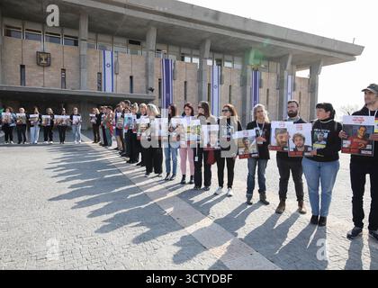 Des activistes et des proches d’otages détenus en captivité à Gaza manifestent à la Knesset le 17 février 2025. Aujourd'hui marque 500 jours depuis le 7 octobre 2023. Banque D'Images