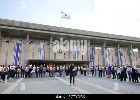Des activistes et des proches d’otages détenus en captivité à Gaza manifestent à la Knesset le 17 février 2025. Aujourd'hui marque 500 jours depuis le 7 octobre 2023. Banque D'Images