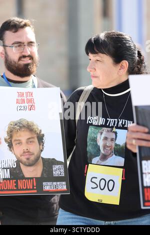 Des activistes et des proches d’otages détenus en captivité à Gaza manifestent à la Knesset le 17 février 2025. Aujourd'hui marque 500 jours depuis le 7 octobre 2023. Banque D'Images