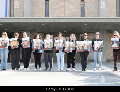Des activistes et des proches d’otages détenus en captivité à Gaza manifestent à la Knesset le 17 février 2025. Aujourd'hui marque 500 jours depuis le 7 octobre 2023. Banque D'Images