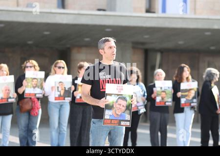 Des activistes et des proches d’otages détenus en captivité à Gaza manifestent à la Knesset le 17 février 2025. Aujourd'hui marque 500 jours depuis le 7 octobre 2023. Banque D'Images