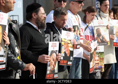 Des activistes et des proches d’otages détenus en captivité à Gaza manifestent à la Knesset le 17 février 2025. Aujourd'hui marque 500 jours depuis le 7 octobre 2023. Banque D'Images