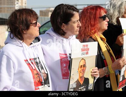 Des activistes et des proches d’otages détenus en captivité à Gaza manifestent à la Knesset le 17 février 2025. Aujourd'hui marque 500 jours depuis le 7 octobre 2023. Banque D'Images