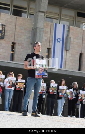 Des activistes et des proches d’otages détenus en captivité à Gaza manifestent à la Knesset le 17 février 2025. Aujourd'hui marque 500 jours depuis le 7 octobre 2023. Banque D'Images