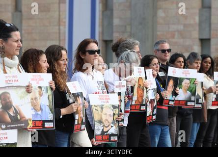Des activistes et des proches d’otages détenus en captivité à Gaza manifestent à la Knesset le 17 février 2025. Aujourd'hui marque 500 jours depuis le 7 octobre 2023. Banque D'Images