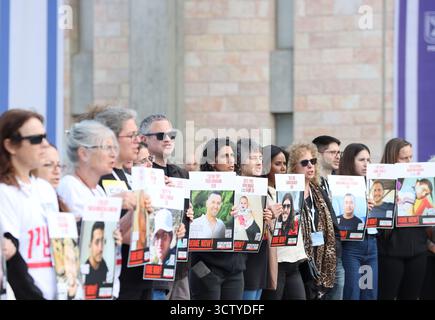 Des activistes et des proches d’otages détenus en captivité à Gaza manifestent à la Knesset le 17 février 2025. Aujourd'hui marque 500 jours depuis le 7 octobre 2023. Banque D'Images