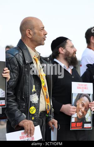 Des activistes et des proches d’otages détenus en captivité à Gaza manifestent à la Knesset le 17 février 2025. Aujourd'hui marque 500 jours depuis le 7 octobre 2023. Banque D'Images